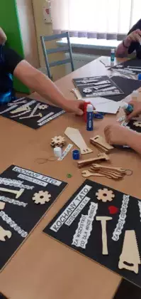 Uczniowie wykonują prezent dla taty