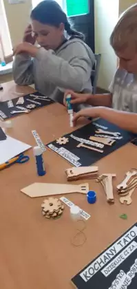 Uczniowie wykonują prezent dla taty