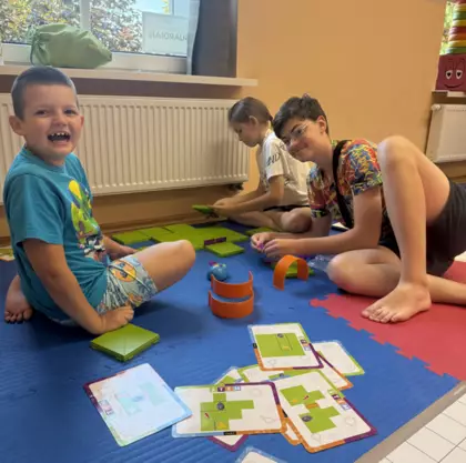 Kodowanie z robotami dzieci wykonują zabawy na planszach.
