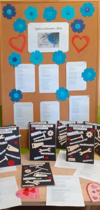 Gazetka biblioteczna z pracami dzieci.