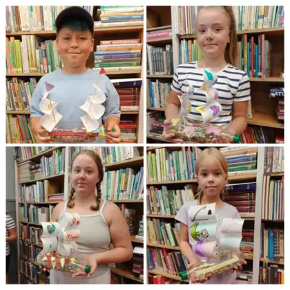 Kolaż zdjęć uczestników i prac plastycznych dzieci - stateczków wykonanych z butelek plastikowych.