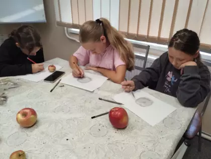 Wakacyjne zajęcia w bibliotece w Pawonkowie