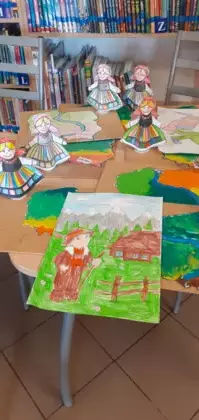 Wakacyjne zajęcia w bibliotece w Kośmidrach