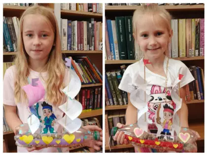 Kolaż zdjęć uczestników i prac plastycznych dzieci - stateczków wykonanych z butelek plastikowych.