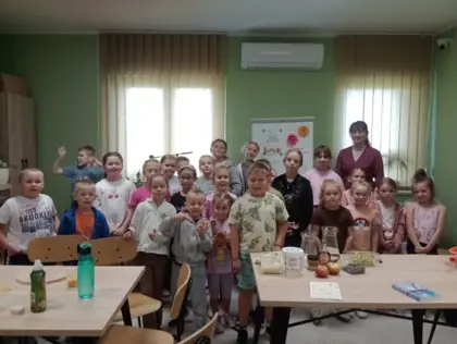 Wspólne zdjęcie dzieci i prowadzącej po skończonych zajęciach.