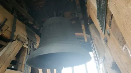 Duży czarny dzwon.