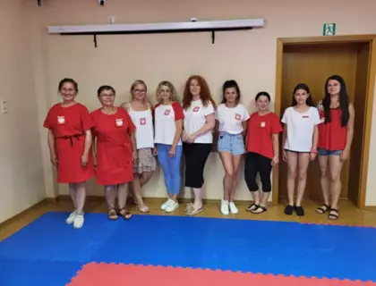 Zdjęcie grupowe po zajęciach szycia koszulek patriotycznych.