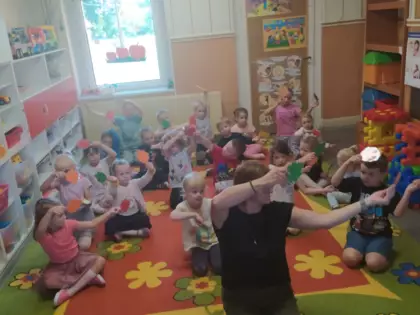 Przedszkolaki prezentują wspólny taniec.