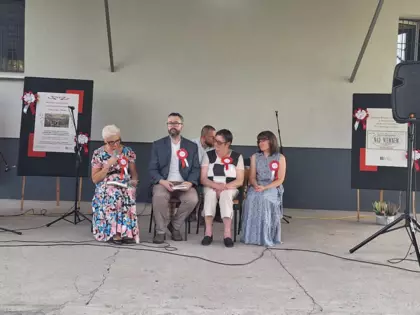 Uczestnicy Narodowego Czytania czytają fragmenty powieści Nad Niemnem Elizy Orzeszkowej.