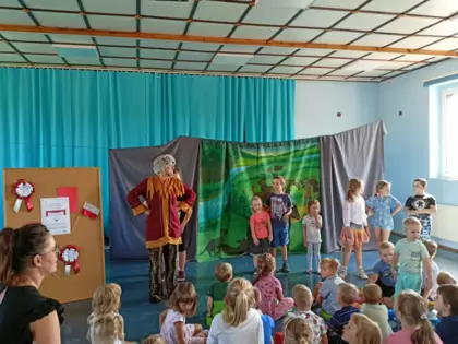 Przedstawienie teatrzyku KRAK-ART w szkole w Kośmidrach.