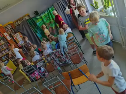 Uczniowie biorą udział w przedstawieniu teatralnym.