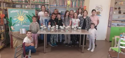 Zdjęcie grupowe po zajęciach plastycznych.