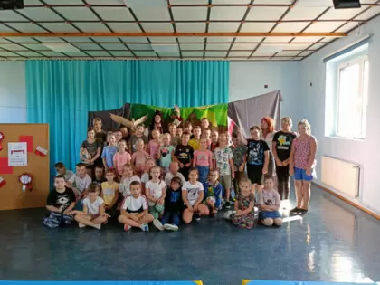 Zdjęcie grupowe po przedstawieniu.