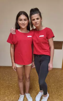 Panie prezentują uszyte koszulki patriotyczne.