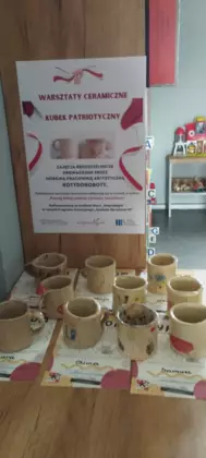 Ceramiczne kubki patriotyczne.