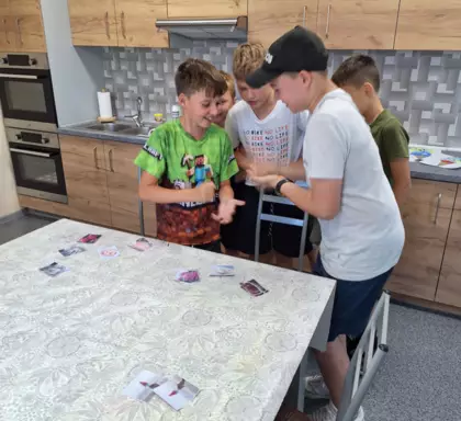 Chłopcy grają w grę memory.