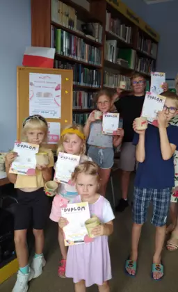 Dzieci odbierają kubki i dyplomy.