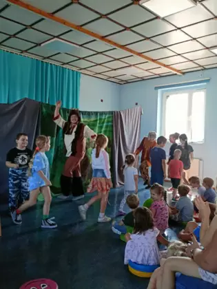 Uczniowie biorą udział w przedstawieniu teatralnym.