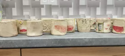 Ceramiczne kubki patriotyczne.