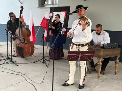 Kapela gra na instrumentach.