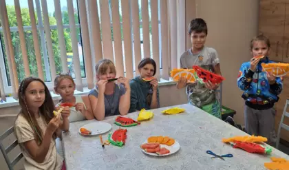 Zdjęcie grupowe po zajęciach plastycznych.