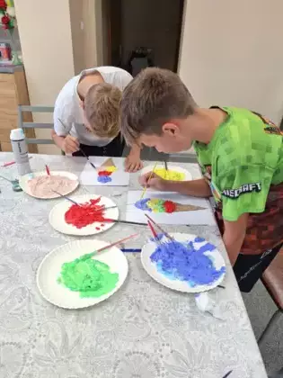 Chłopcy z kolorowej pianki malują lody.