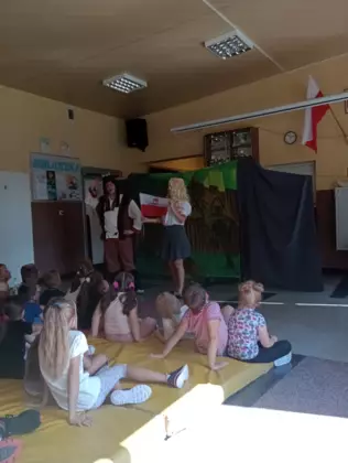Spektakl teatralny w szkole w Lisowicach.