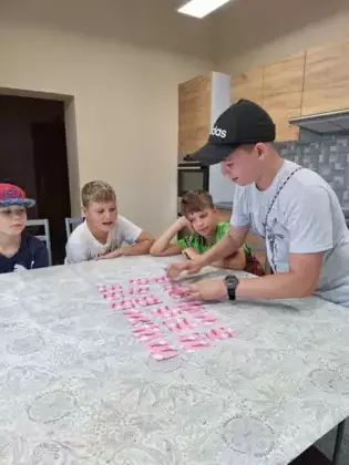 Chłopcy grają w grę memory.