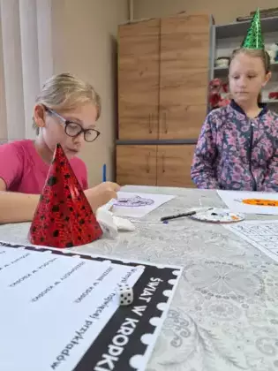 Dziewczyny rozwiązują zadania związane z dniem kropki.