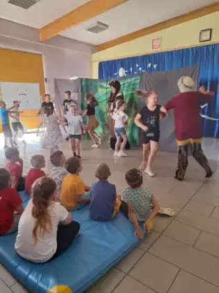 Uczniowie biorą aktywny udział w przedstawieniu teatralnym.