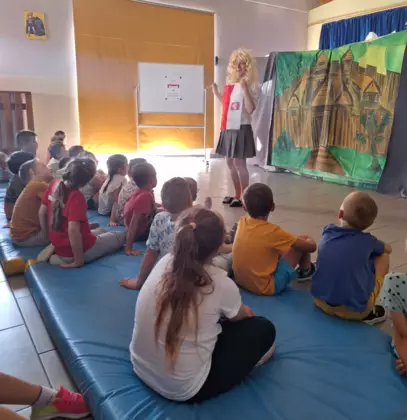 Dzieci oglądają występ teatrzyku w szkole.