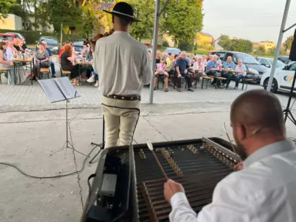Uczestnicy koncertu oglądają występ muzyków.