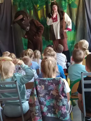 Dzieci oglądają przedstawienie Lech, Czech i Rus.