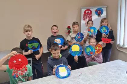 Zdjęcie grupowe po zajęciach plastycznych.