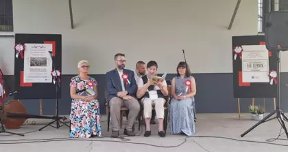 Uczestnicy Narodowego Czytania czytają fragmenty powieści Nad Niemnem Elizy Orzeszkowej.