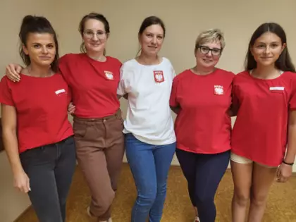 Zdjęcie grupowe po zajęciach szycia na maszynie koszulek patriotycznych.