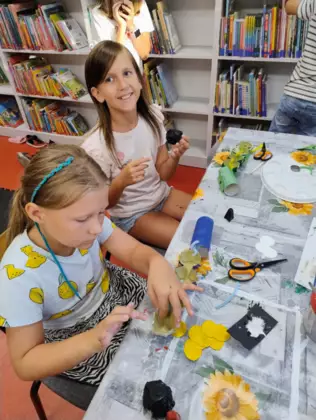 Dzieci malują farbami wytłaczanki z jajek.