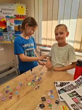 Chłopcy robią sobie nawzajem tatuaże na rękach.