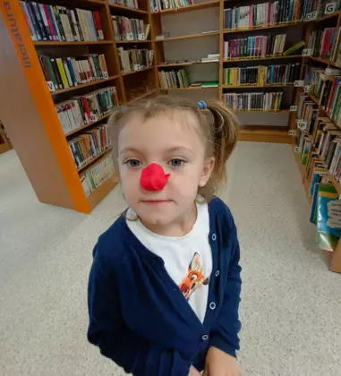 Dziewczynka z kawałkiem plasteliny na nosie.