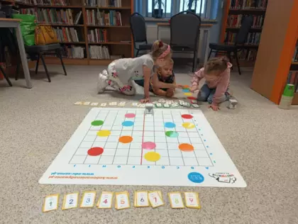 Dzieci na planszy programują przejście robota.