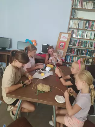 Uczestniczki zajęć szydełkują maskotki.