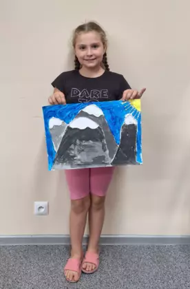 Ala trzyma w rękach swoją pracę-góry.