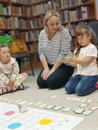 Dzieci na planszy programują przejście robota.