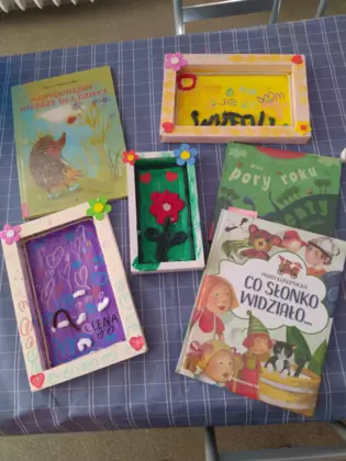 Obrazki i książeczka.
