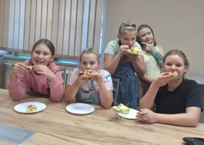 Dzieci zjadaja owocowe przysmaki upieczone na zajęciach.