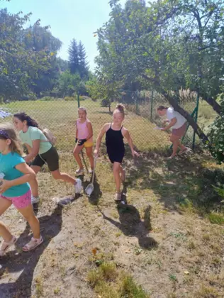 Dzieci bawią się na podwórku.