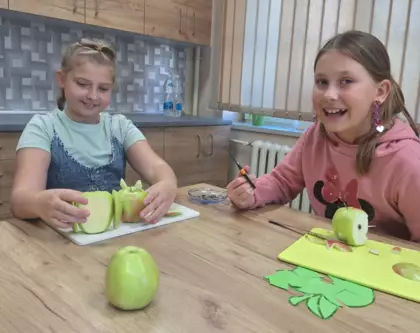 Skoro wrzesień, to już jesień, no i jabłek pełna kieszeń-zajęcia literacko-plastyczne w Pawonkowie