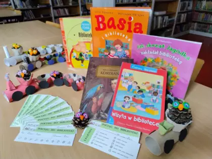 Wystawa książek dla dzieci i prac plastycznych.