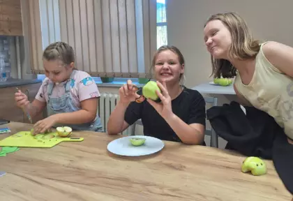 Dziewczyny z jabłek wycinają stworki.