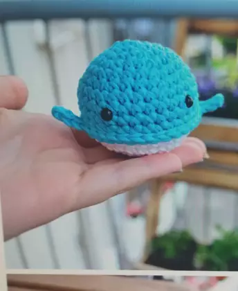 Maskotka wykonana na szydełku.